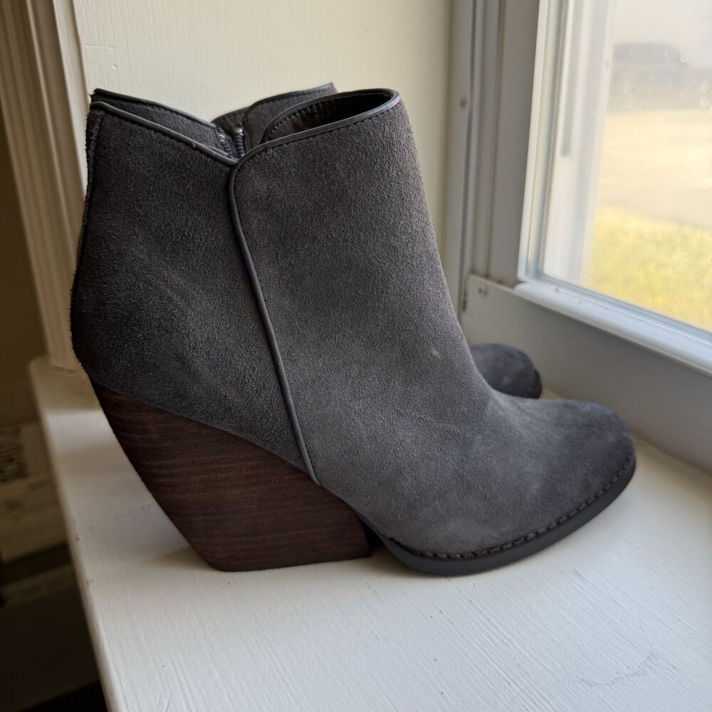 Very Volatile Womens Sz 9 Gray Suede Ankle Boot Booties New